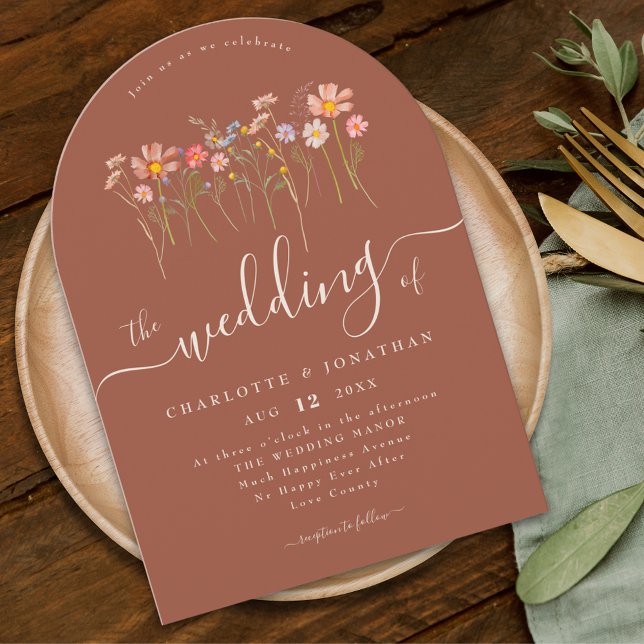 Convite Elegante Boho Terracota de Outono Casamento com Fl (Elegant boho fall Wildflower floral terracotta rust Wedding arch invitation Whimsical script flowers)