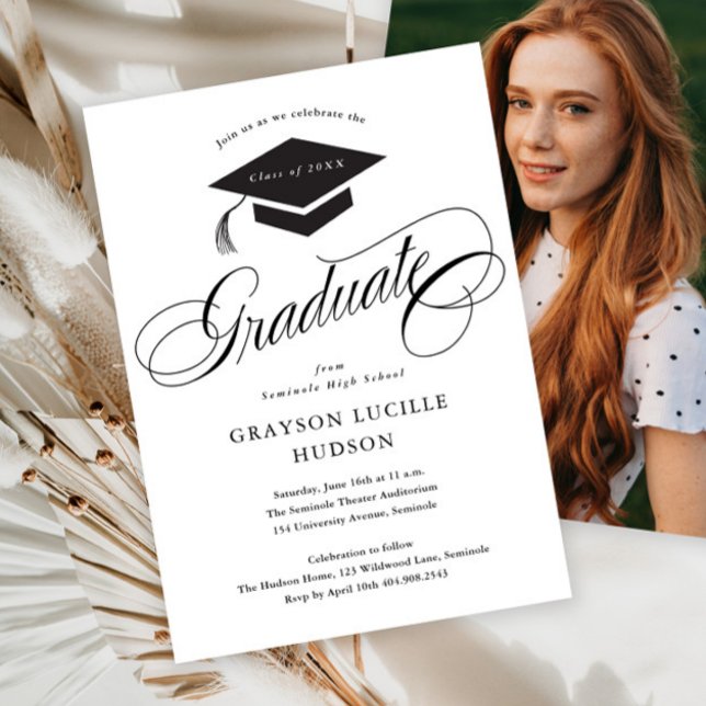 Convite Elegante Caligrafia em Script Foto Graduação (Simple black and white elegant script photo graduation invitation announcement.)