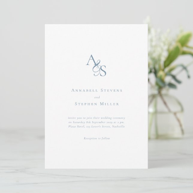 Convite Elegante Clássico Monograma Branco Azul Casamento (Em pé/Frente)