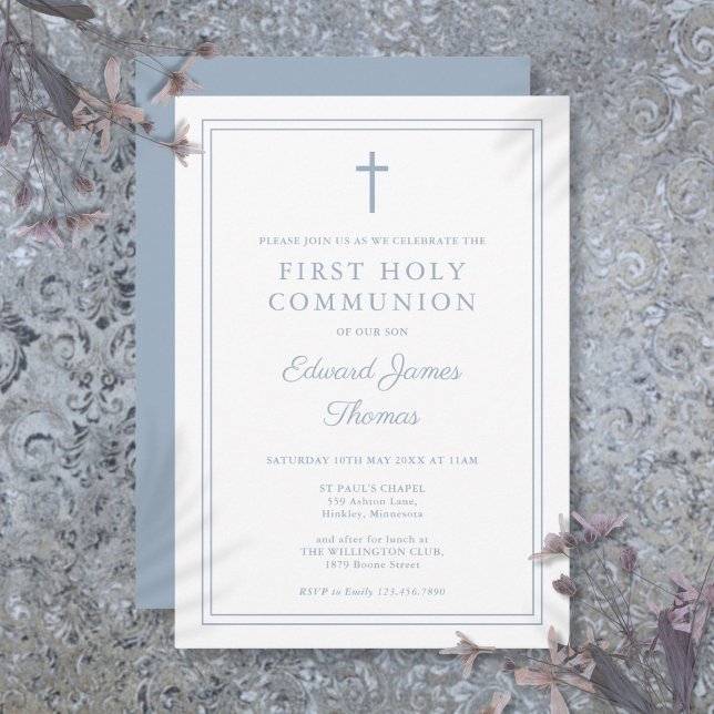 Convite Elegante Dusty Blue Border Primeira Comunhão Santa (Elegant Dusty Blue Border First Holy Communion Invitation)
