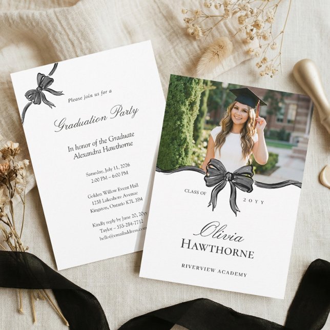 Convite Elegante Fita de Laço Preto Estilosa Foto Graduaçã (Elegant Stylish Black Bow Ribbon Photo Graduation Invitation)