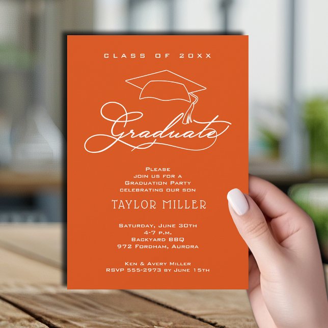 Convite Elegante Formando Que Forme Laranja (Elegant white script and grad hat orange graduation party invitations)