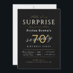 Convite Elegante invasão de 70 de aniversário de surpresas<br><div class="desc">O convite de aniversário de surpresa moderno,  clássico,  apresenta a escrita de na moda e a tipografia com os detalhes da sua festa em branco,  preto e ouro sofisticados,  simples e elegante,  Excelente para festa de aniversário 70 ou qualquer outra idade, </div>