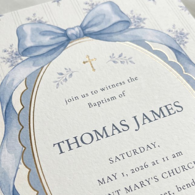 Convite Elegante Laço de Fita Toile Azul Poeirento Batismo (Vintage Blue Ribbon Boys Baptism Invitation with Elegant Gold Cross)