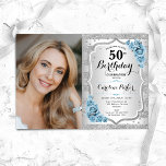 Convite Elegante Light Dusty Blue Rosa Foto 50º aniversári<br><div class="desc">Elegante convite floral feminino para o 50º aniversário com sua foto. Design com falso brilho de prata. Apresenta faixas, rosas azuis-claros empoeirados, fontes de script e confetti. Perfeito para uma festa de comemoração de na moda adulto. Personalize com seus próprios detalhes. Pode ser personalizado para qualquer idade! Impressos convites Zazzle...</div>