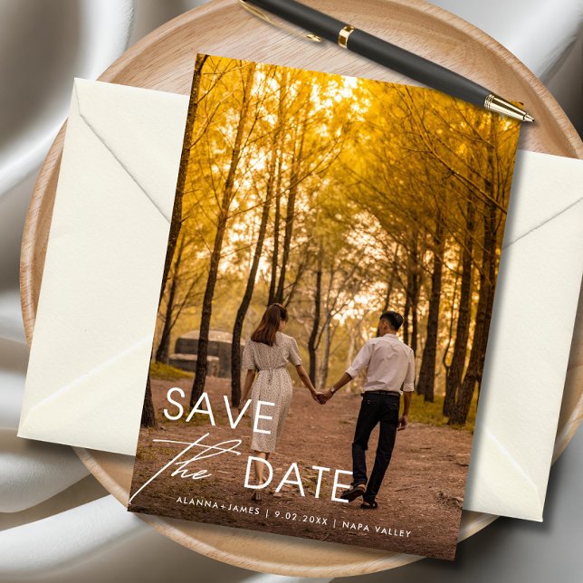 Convite Elegante minimalista Salve a data (Rustic fall save the date card with couple holding hands in golden forest.)