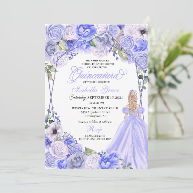 Convite Elegante Periwinkle Blue Floral Quinceanera (Em pé/Frente)