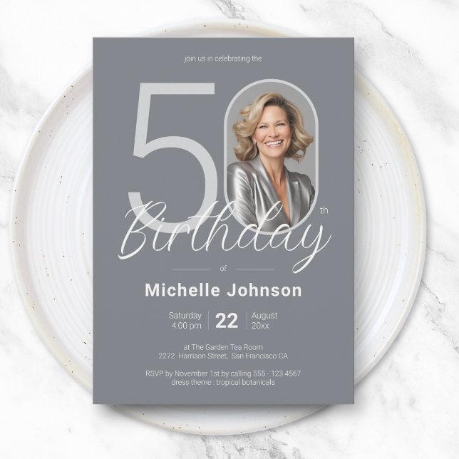 Convite Elegante Personalizado Foto Branco Prata 50º Anive (Elegant Custom Photo White Silver 50th Birthday Invitation)