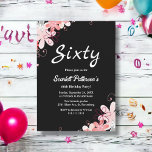 Convite Elegante Rosa Russo Negro Floral 60º Aniversário<br><div class="desc">Este elegante convite de aniversário floral é perfeito para um aniversário de verão moderno. O simples design apresenta flores cor-de-rosa florescentes com tipografia branca elegante sobre fundo preto em negrito.</div>