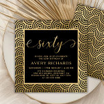 Convite Elegante Sessenta Script Preto e Dourado 60º Anive<br><div class="desc">Elegante Black e Dourada Chic Sessenta Scripts 60º Convite de Aniversário. Este convite de aniversário moderno modelo apresenta o na moda "sessenta" texto em uma enorme folha de ouro falso, escrita por caligrafia (ou tipografia) manuscrita, com caudas de haste, detalhes da festa em cor dourada sobre fundo preto. No lado...</div>