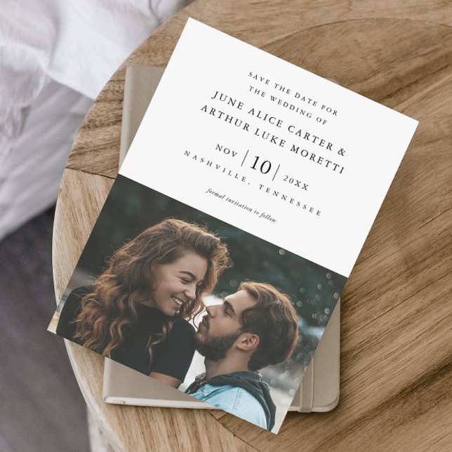 Convite Elegante Simples Foto Casamento Salve a Data (Classic black and white photo wedding save the date invitation with elegant typography and layout.)