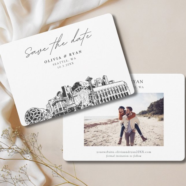 Convite Elegante Skyline Modern Seattle Salve a Data (Seattle Skyline Wedding Save the Date Double Sided Minimalist Modern with Engagement Photo)