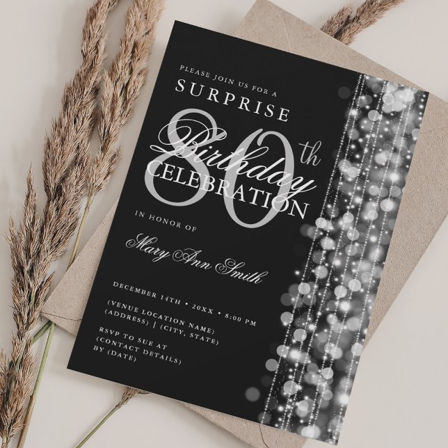Convite Elegante Surprise 80 Birthday lança prata (Elegant Surprise 80th Birthday Sparkles Silver Invitation)