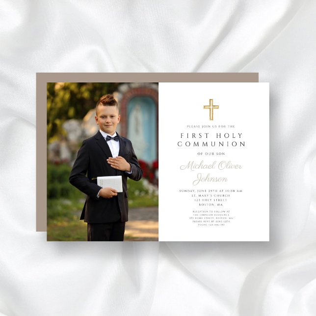 Convite Elegante Taupe Cross Photo Boy Primeira Comunhão (Elegant Taupe Cross Photo Boy First Communion Invitation)