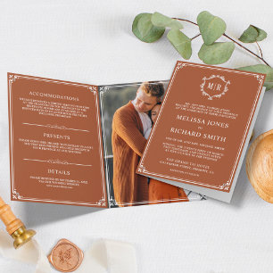 Convite Elegante Terracota e Monograma Branco de Casamento