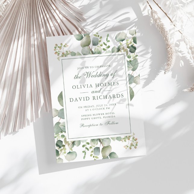 Convite Elegante Verde Eucalipto Botânico Casamento (Elegant Greenery Eucalyptus Botanical Wedding Invitation on a sunny white table.)