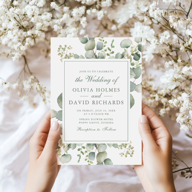 Convite Elegante Verde Eucalipto Botânico Casamento (Elegant Greenery Eucalyptus Botanical Wedding Invitation in hands next to tiny white flowers.)