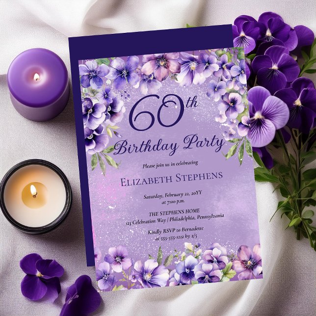 Convite Elegante Violetas Roxas Floral 60ª Festa de aniver (Elegant Purple Violets Floral 60th Birthday Party Invitation)