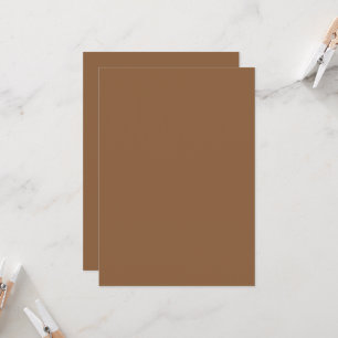 Convite Eleve seu Design com um fundo castanho