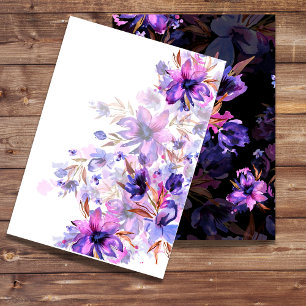 Convite em branco com flor roxa e rosa em aquarela