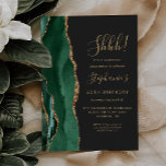 Convite Emerald Agate Dourada Surpresa 50ª Festa de aniver<br><div class="desc">Esta elegante surpresa do 50º convite de aniversário apresenta uma esmeralda verde aquarela agata borda com falsa brilho dourado. O texto personalizável combina manuscrito dourado, fontes em copperplate e itálico em um fundo preto de slate. Edite o nome, a idade e outros detalhes. O verso apresenta um design emerald verde...</div>