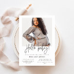 Convite EMERY | Chá de fraldas Elegante Olá, bebê Foto<br><div class="desc">EMERY| Esta elegante carta de convite de chá de fraldas de saudação de fotografia caligráfica é perfeita para um chá de fraldas moderno ou minimalista. A design apresenta uma tipografia elegante, mas rústica, com uma de suas fotos no verso. Para mais opções de texto de convite, consulte a coleção completa...</div>