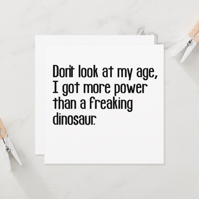 Convite engraçada, forte e velha, dizendo citações (Frente/Verso In Situ)