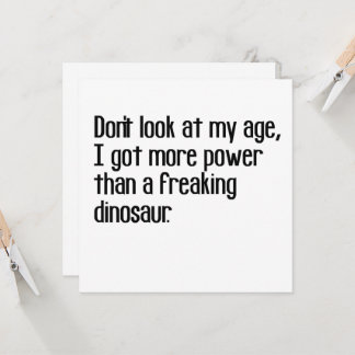 Convite engraçada, forte e velha, dizendo citações