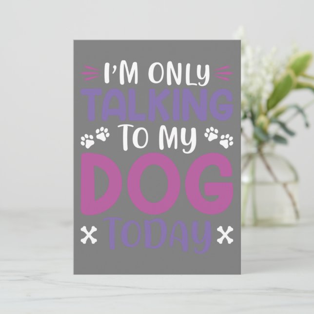 Convite Engraçado Estou Falando Com Meu Cachorro Hoje (Em pé/Frente)