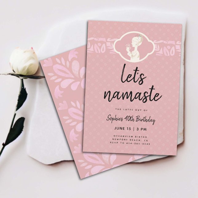 Convite Engraçado Vamos Namastê-Lo aniversário de 40 anos (funny 40th birthday invitation for women coffee latte party namaste yoga joke clean elegant classy )
