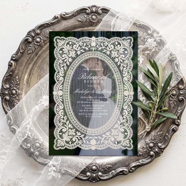 Convite Ensaio de Jantar com Foto em Moldura de Renda Flor (Vintage Floral Lace Frame Photo Rehearsal Dinner Invitation)