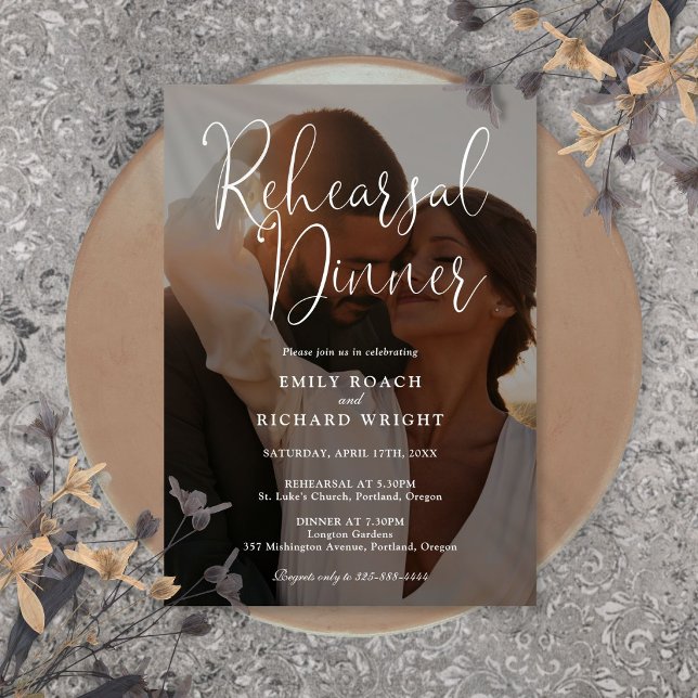 Convite Ensaio de Jantar de Noite com Elegante Roteiro Mod (Elegant Modern Script Photo Rehearsal Dinner Invitation)