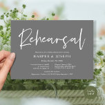 Convite Ensaio e Janta de casamento modernos, Cinza escura<br><div class="desc">Anuncie sua alegria para sempre em estilo com o nosso moderno tema design de ensaio de casamento (ensaio). É ideal para casais que decidiram celebrar a noite antes do seu grande dia. Com seu design sofisticado, mas lúdico, este convite certamente define o tom de um evento inesquecível. O cartão de...</div>