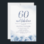 Convite Escrito brilhante azul floral 60º aniversário<br><div class="desc">Escrita moderna azul esmaecida "60 e fabulosa",  design floral azul de cor-d-água,  elegante e na moda,  excelente 60º convites de festas de aniversários.</div>