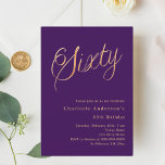Convite Escrito em ouro roxo 60º aniversário<br><div class="desc">Um convite moderno e na moda para uma 60ª festa de aniversário. Um fundo de cor púrpura e a palavra Sessenta escrita com letras elegantes e grandes em dourado falso. Personalize e adicione um nome e detalhes da parte.</div>