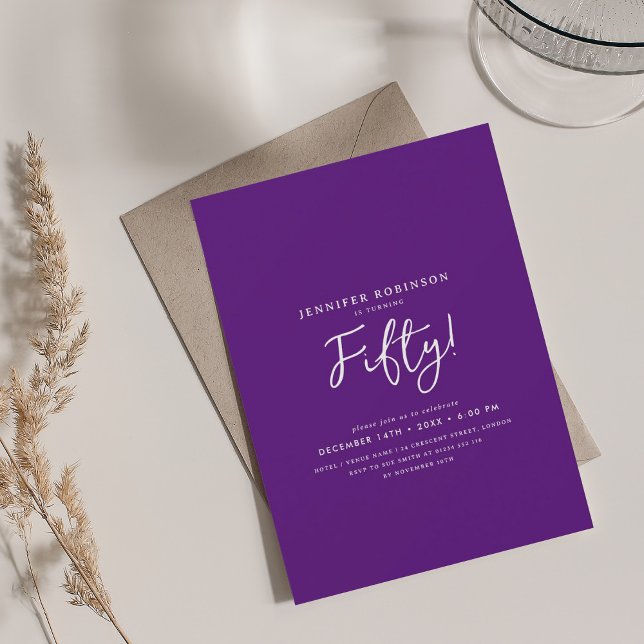 Convite Escrito Moderno Elegante 50º Aniversário Roxo (Elegant Modern Script 50th Birthday Purple Invitation)
