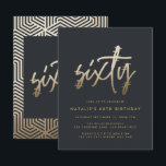 Convite Escrito simples de na moda elegante do aniversário<br><div class="desc">Simples na moda de 60 anos de aniversário com um guião de ouro elegante e um convite de 60 anos geométrico. Padrão geométrico moderno do dorso. Parte de uma coleção.</div>