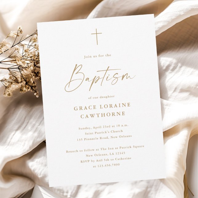 Convite Escuro Elegante Moderno Dourado Batismo Cruz (Modern elegant script gold cross baptism invitation.)