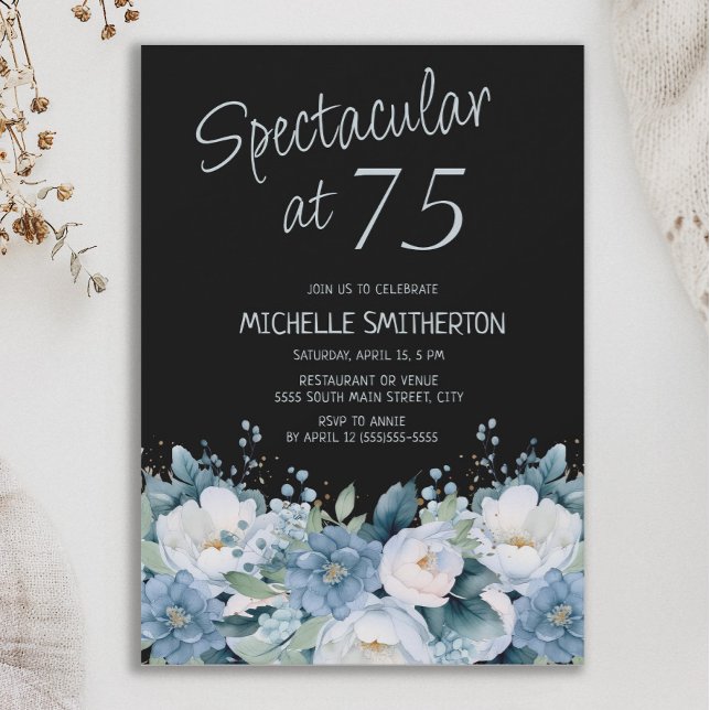 Convite Espectacular 75 Poeira Azul Floral Branco Preto (Dusty blue and white floral on black "Spectacular at 75" women's birthday party invitation)