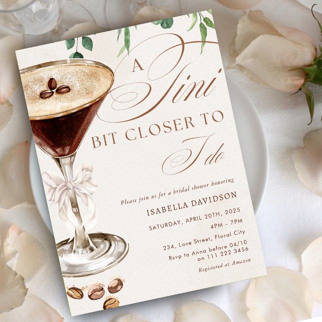 Convite Espresso Martini Um Chá de panela Tini Bit Mais Pr (Espresso Martini A Tini Bit Closer Bridal Shower Invitation)
