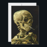 Convite Esqueleto de Fumagem de Van Gogh<br><div class="desc">Cartão com a pintura a óleo de Vincent van Gogh Crânio de um Esqueleto com Cigarro em Chamas (1885-86). Um presente excelente para fãs do Poste-impressionismo e da arte holandesa!</div>