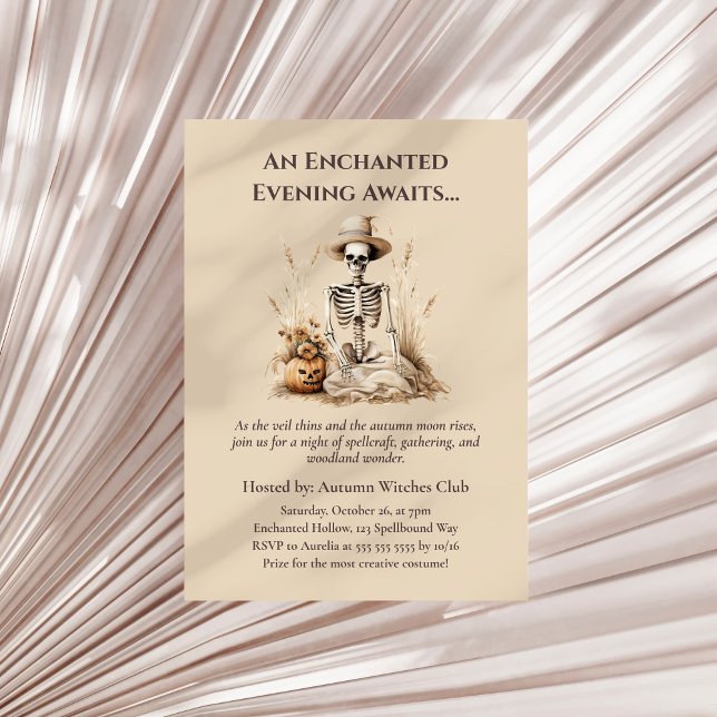 Convite Esqueleto de outono engraçado - Recolha de queda d (Funny Autumn Skeleton – Witchy Fall Gathering Invitation on a boho neutral dry palm leaf)