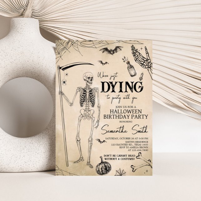 Convite Estamos morrendo na Festa de aniversário do Dia da (We're Dying to Party Skull Birthday Halloween Invitation)