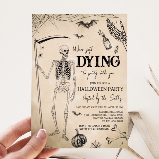 Convite Estamos morrendo na festa do Dia das Bruxas (We're Dying to Party Skull Halloween Invitation)