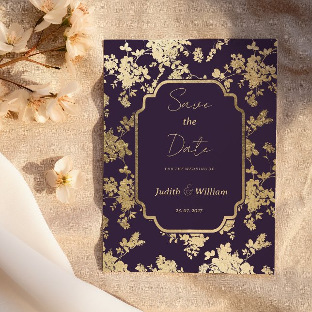 Convite Estilo elegante Flora Dourada roxa escura Salva a  (Elegant Style Dark Purple Gold Flora Save the Date )