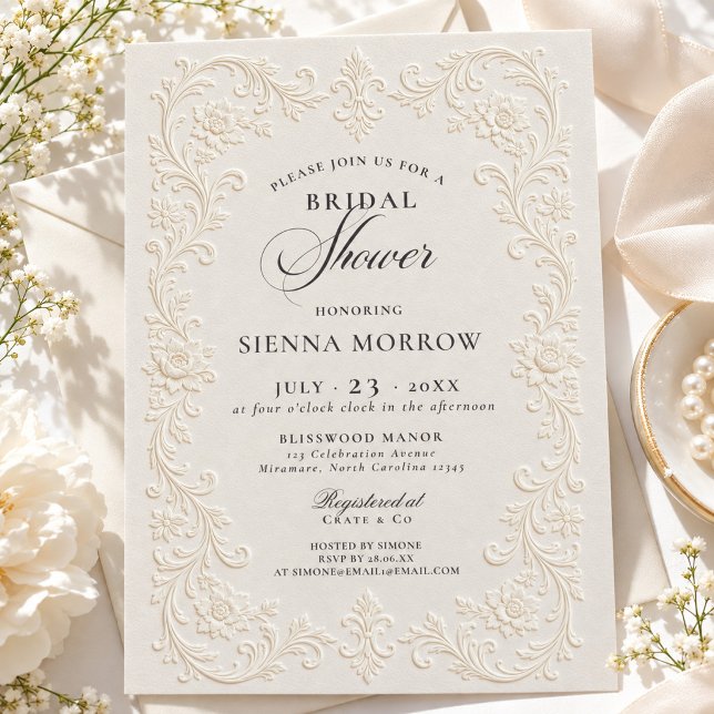 Convite Estilo Floral Elegante com Relevo para Chá de Noiv (Ivory embossed floral bridal shower invitation with elegant calligraphy and vintage ornament.)