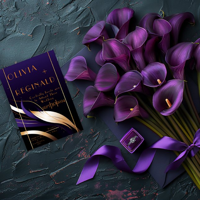 Convite Estimulante Roxo Moderno e Dourado Calla Lily (Elegant Stunning Modern Abstract Purple and Gold Calla Lily Invitation )