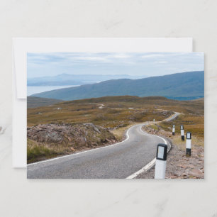 Convite Estrada de solteiro estreito nas montanhas ocident