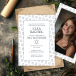 Convite Estrela do Bar do David B'nai Bat Mitzvah Foto Per<br><div class="desc">Cartão perfeito para anunciar um bar mitzvah, bat mitzvah ou outra celebração judaica! Mão fez arte para você! TOTALMENTE PERSONALIZÁVEL! Clique em "Personalizar" acima para editar o texto e adicionar sua própria foto ao verso. Clique em "editar usando a ferramenta design" para ajustar as fontes, as cores e os posicionamentos...</div>