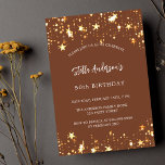 Convite Estrelas de ouro marrom de aniversário<br><div class="desc">Um fundo castanho decorado com estrelas ouros. Personalize e adicione um nome e detalhes da parte. O nome é escrito com um script de estilo manuscrito,  letras brancas coloridas.</div>